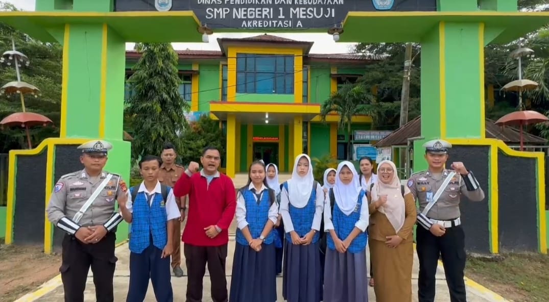 SMPN 1 Mesuji Sampaikan Ucapan Terima Kasih kepada Satlantas Polres Mesuji atas Dedikasi Pengamanan Lalu Lintas di Depan Sekolah